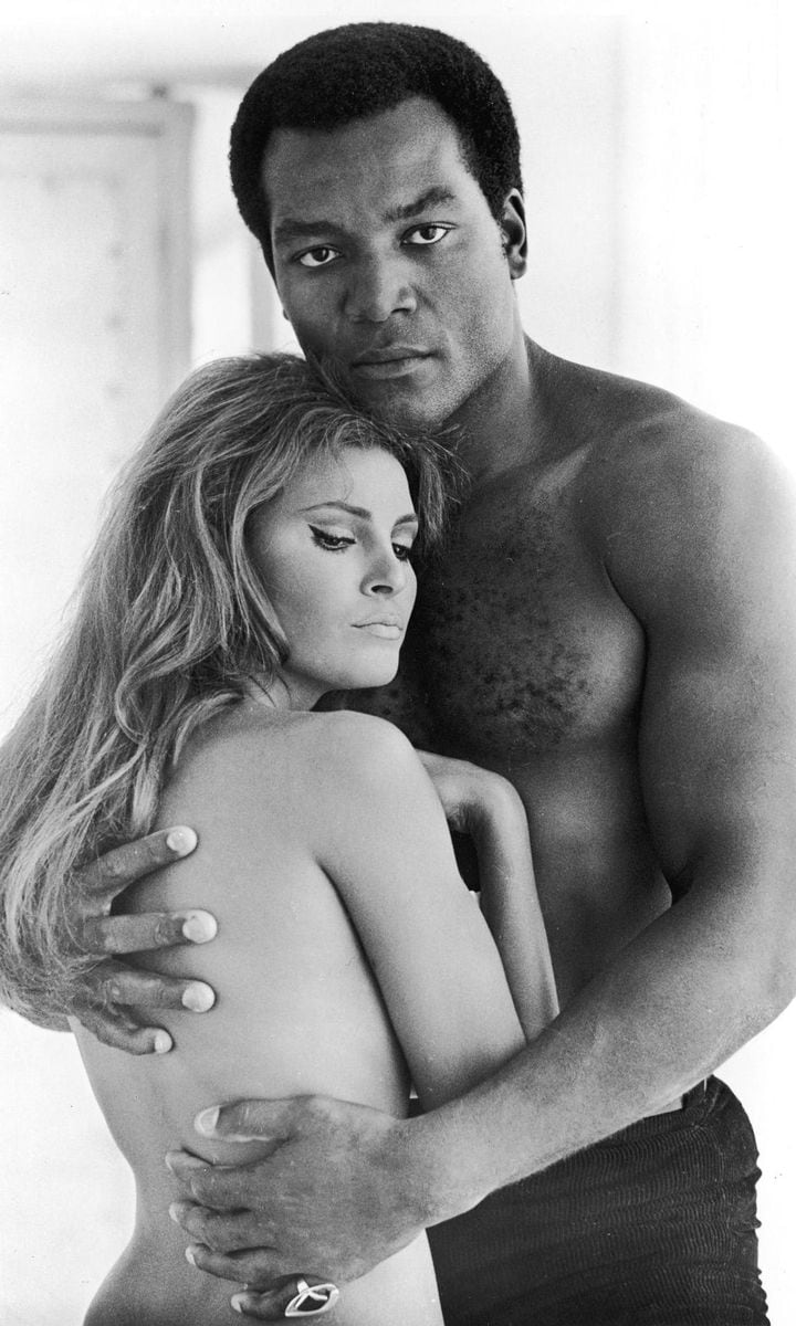 Jim Brown & Raquel Welch In '100 Guns'