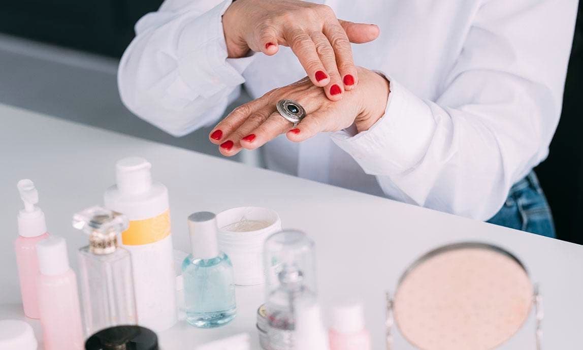 Mujer probando en su mano un cosmético