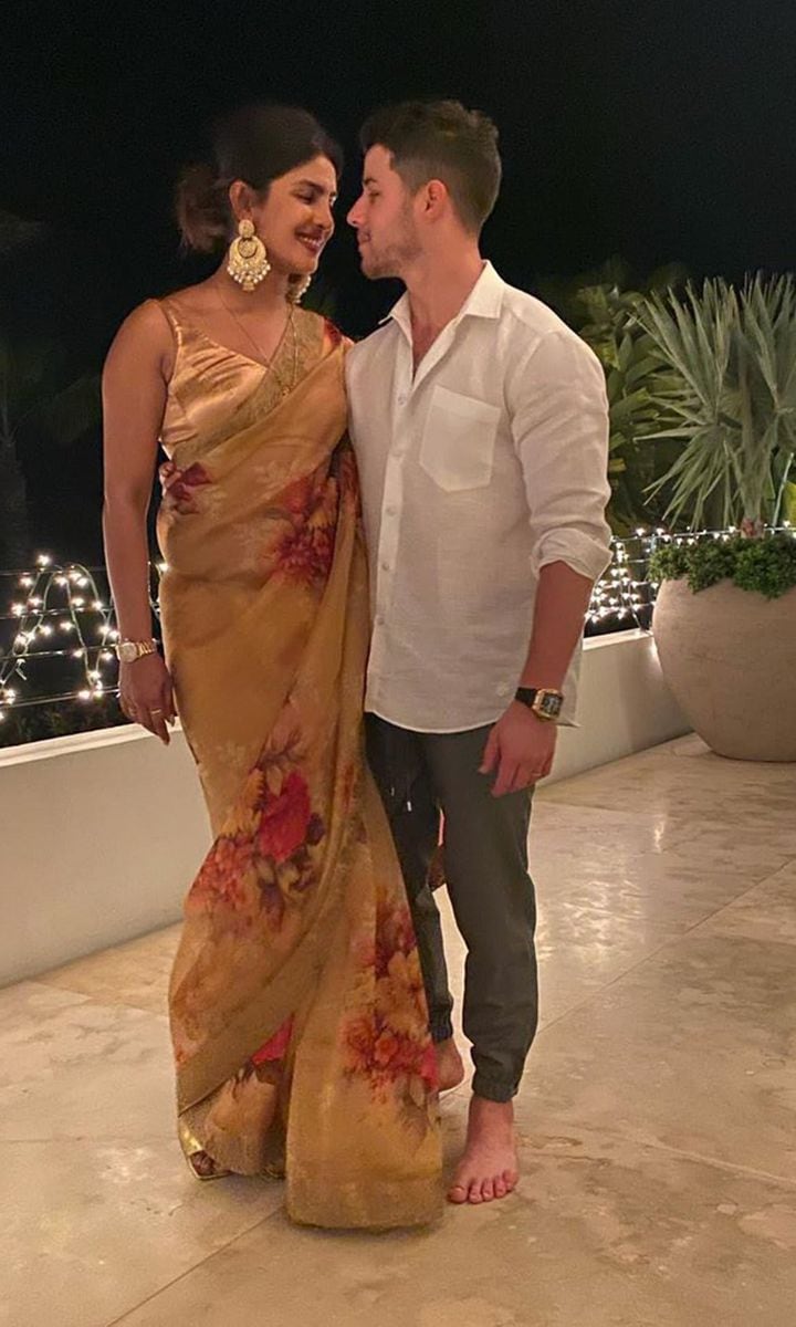 Priyanka Chopra con vestido tradicional indio junto a Nick Jonas