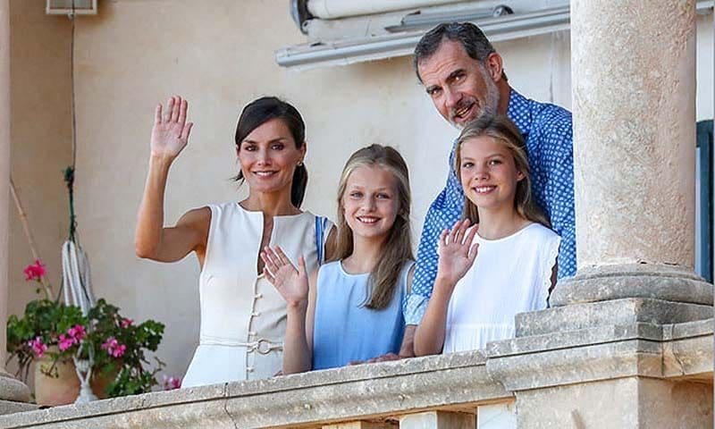 queeen letizia royal family mallorca greeting