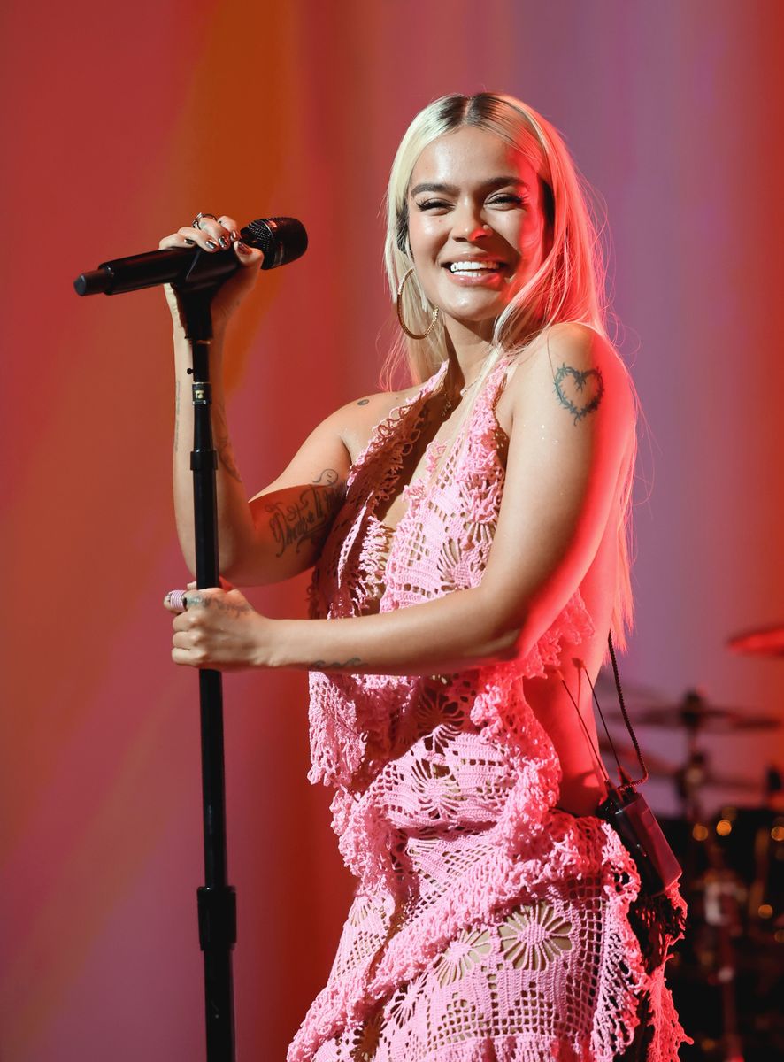 Karol G actúa durante el segundo beneficio anual del Rare Impact Fund que apoya la salud mental de los jóvenes, organizado por Selena Gomez, en Nya Studios el 24 de octubre de 2024 en Los Ángeles, California. (Foto de Amy Sussman/Getty Images)