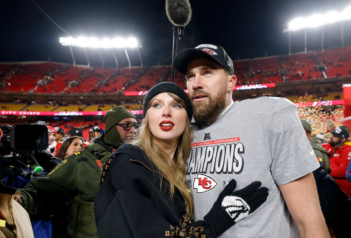 KANSAS CITY, MISSOURI - JANUARY 26: Taylor Swift celebrates with Travis Kelce #87 of the Kansas City Chiefs after defeating the Buffalo Bills 32-29 in the AFC Championship Game at GEHA Field at Arrowhead Stadium on January 26, 2025 in Kansas City, Missouri.  (Photo by David Eulitt/Getty Images)