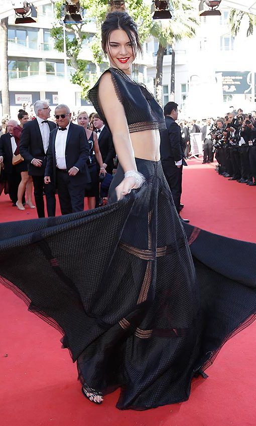 The model then spun around playfully in this crop top and maxi skirt from Azzedine Alaia.
<br>
Photo: Gtresonline