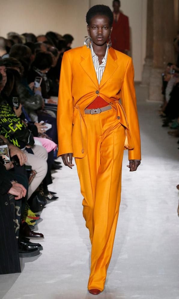 Traje amarillo tostado de Salvatore Ferragamo