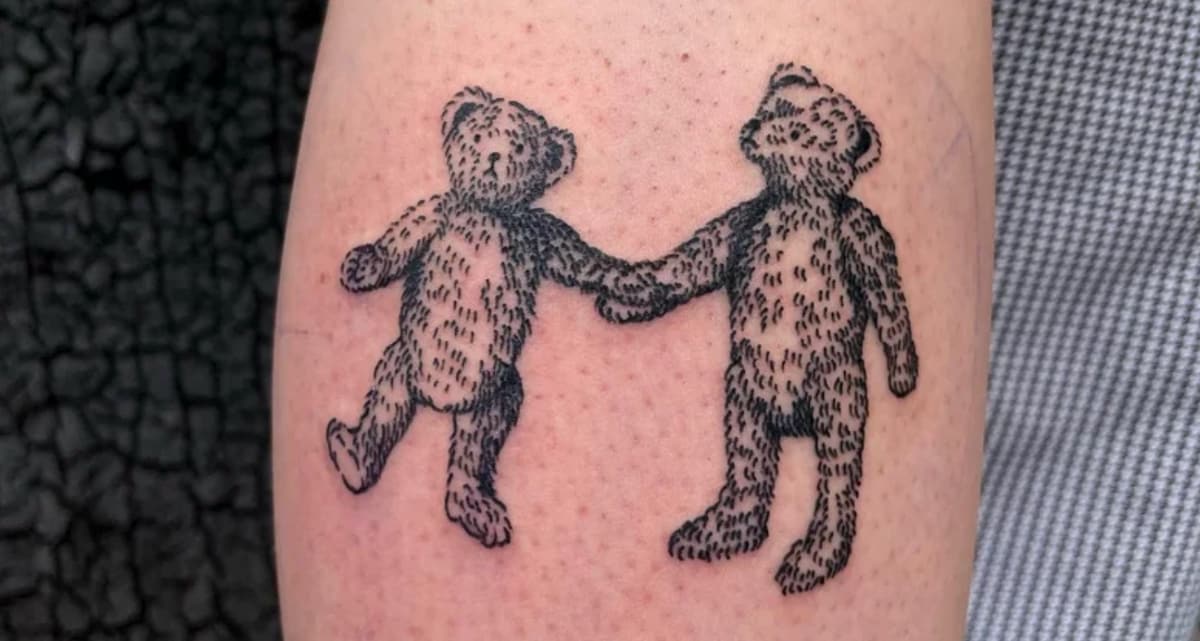 Teddy bears on her right leg