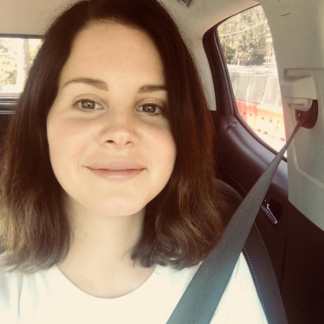 Lana del Rey without makeup and with shorter hair