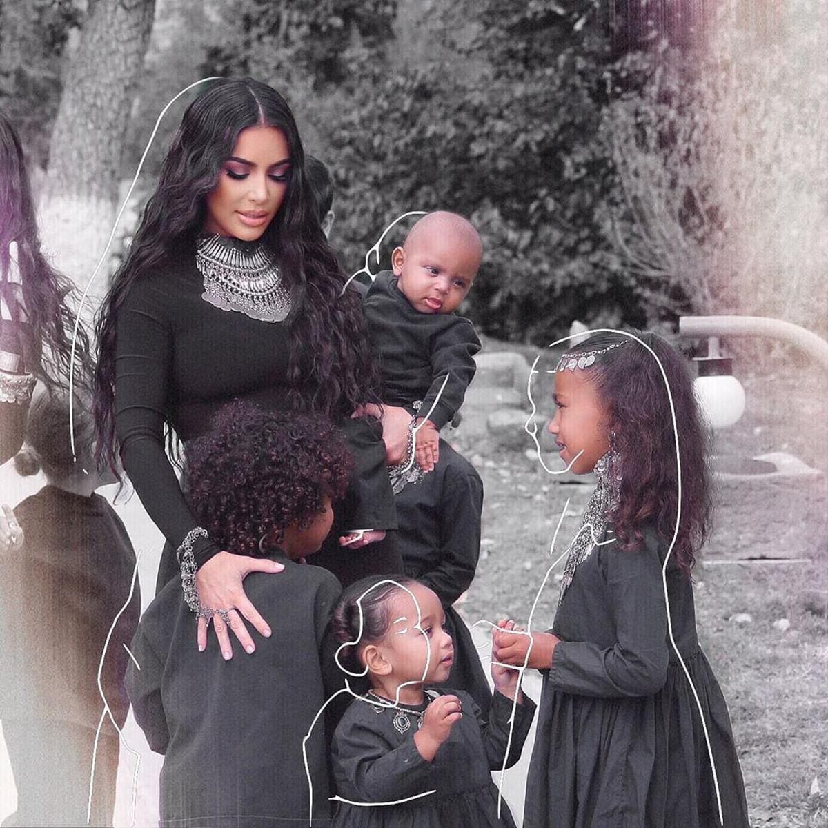 Kim Kardashian jusnto a sus hijos North,Saint, Chicago y Psalm