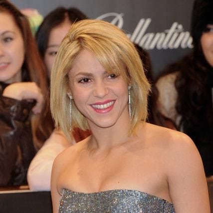 Shakira with a short, blonde bob