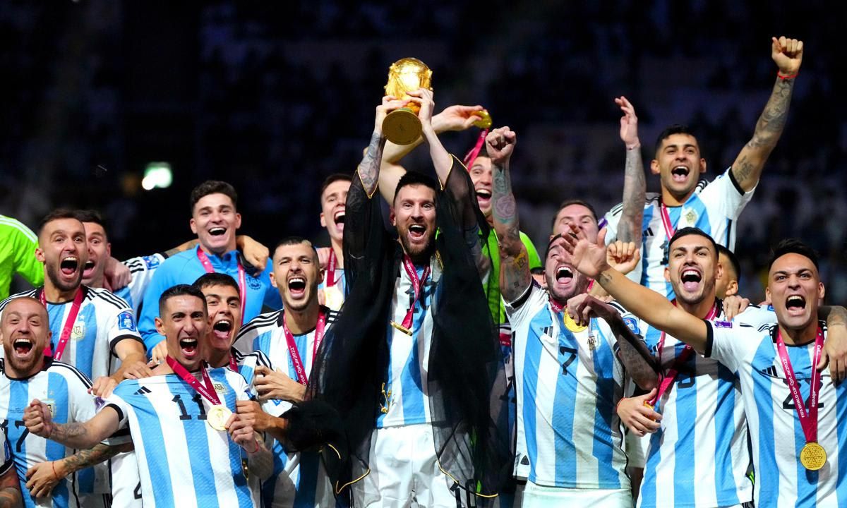 Messi celebra con la selección de Argentina el triunfo en Catar