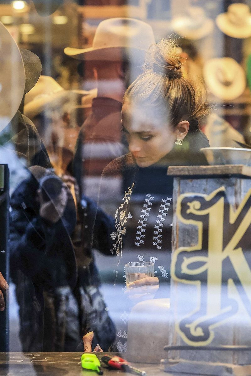 Jennifer Lopez and Kevin Costner were seen hanging out at the iconic Kemo Sabe store.