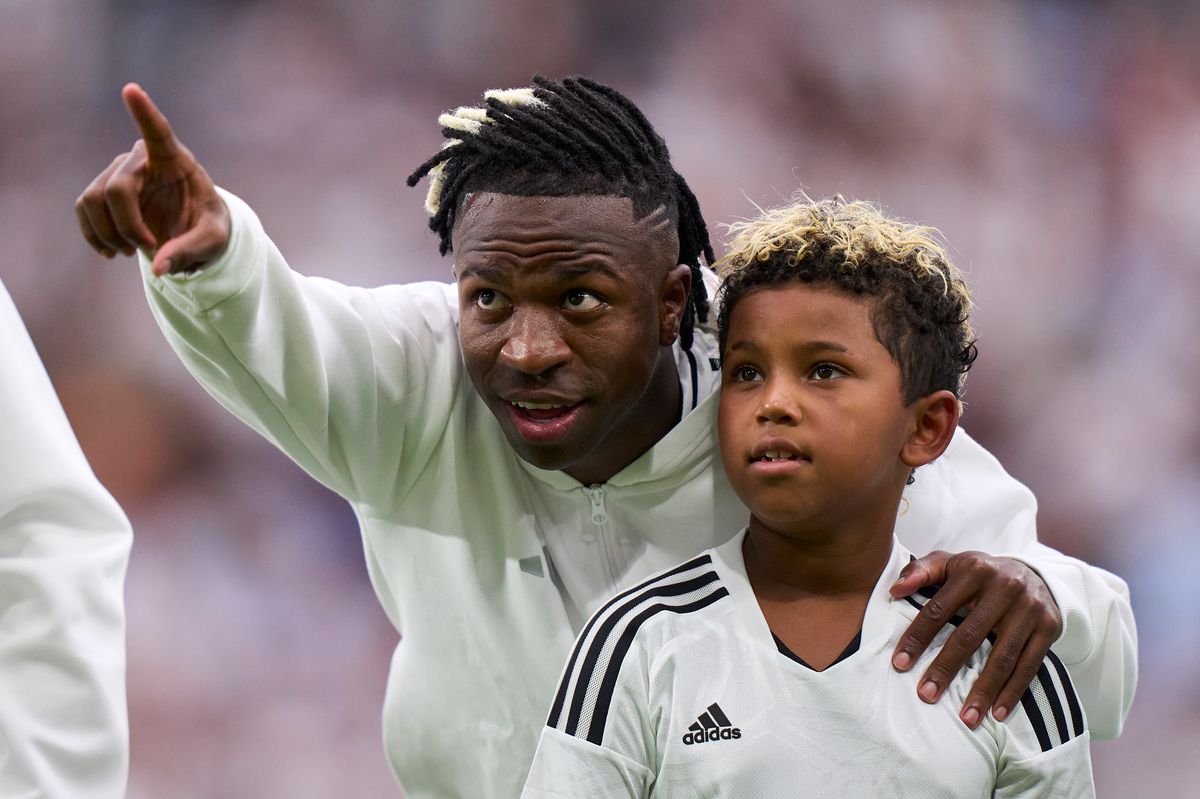 Saint’s dream came true when he got to walk onto the field with the Real Madrid team, standing next to his idol, Vinicius Jr. 