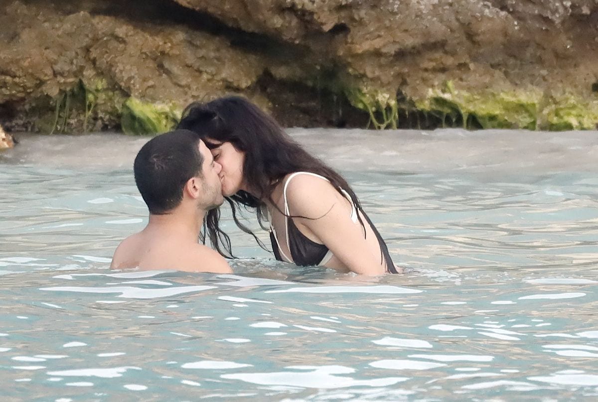 Photo © 2025 Spread Pictures/The Grosby Group

PREMIUM EXCLUSIVE

January 4th, 2025 - Saint Barthelemy

Stunning Camila Cabello shares a passionate kiss with new boyfriend while enjoying the sun in the Caribbean cristal waters of St Barths.****

La despampanante Camila Cabello comparte un apasionado beso con su nuevo novio mientras disfruta del sol en las cristalinas aguas caribeñas de San Bartolomé.