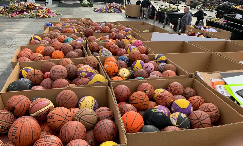 Fans paid tribute to Kobe Bryant at the Staples Center