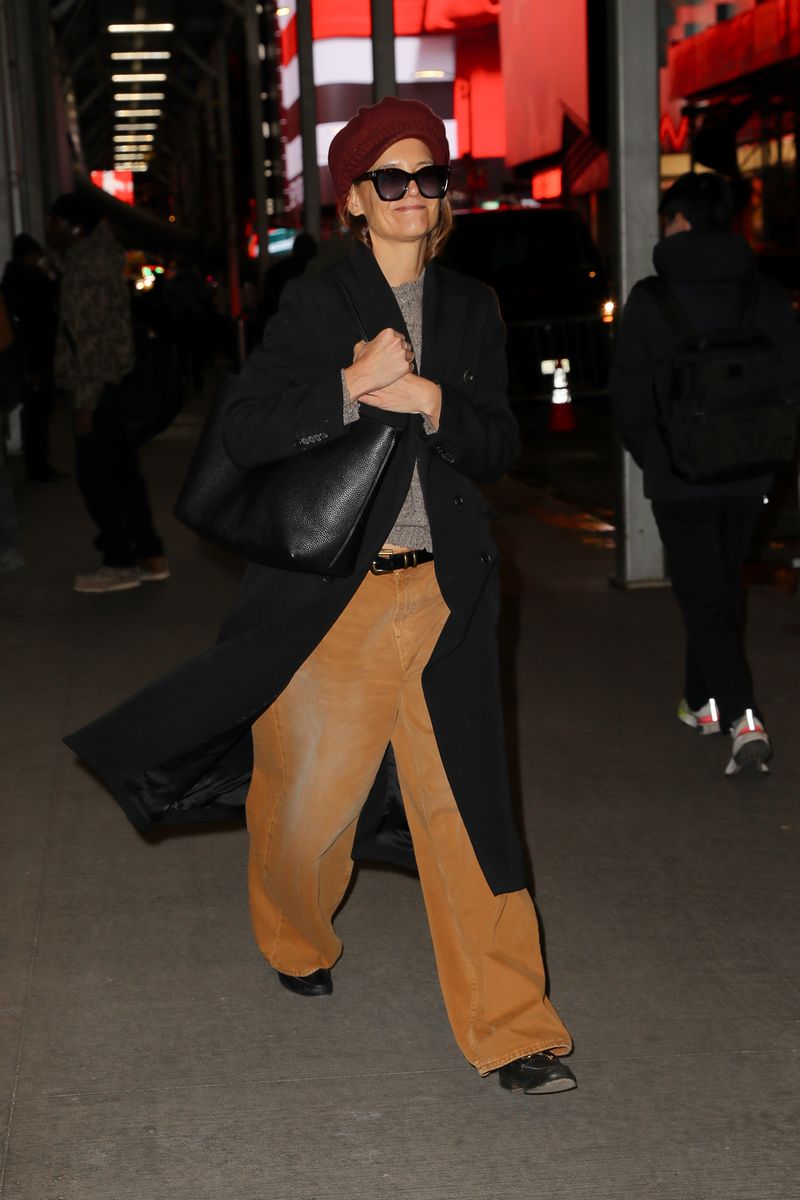 Katie Holmes llega al espectáculo de Broadway "NUESTRO PUEBLO" en la ciudad de Nueva York. Katie luce elegante con pantalones holgados de color caqui y un abrigo largo negro.