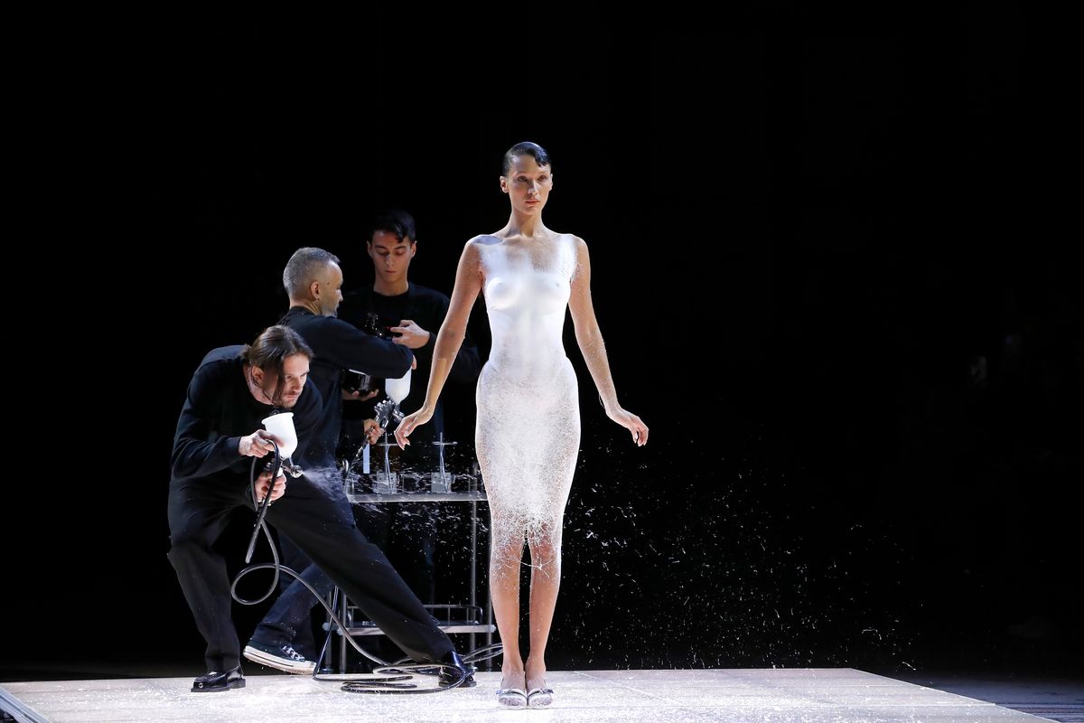  Bella Hadid during the Coperni Womenswear Spring/Summer 2023 show as part of Paris Fashion Week on September 30, 2022 in Paris, France. (Photo by Estrop/Getty Images)