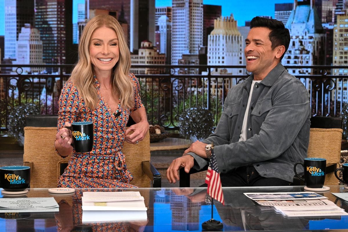 Kelly Ripa and Mark Consuelos hilariously address tech glitch