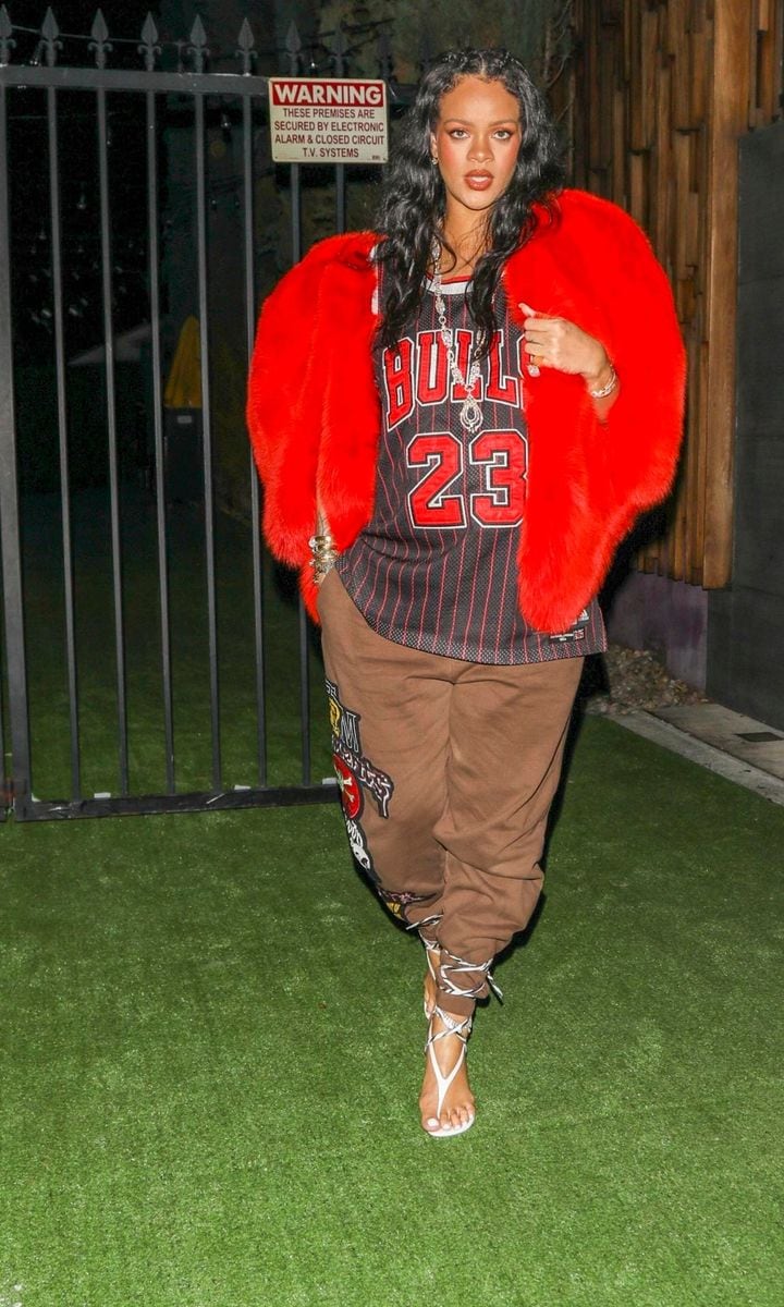 Rihanna Keeps her Tummy Warm by Wearing MJ Fashion while Leaving Nobu