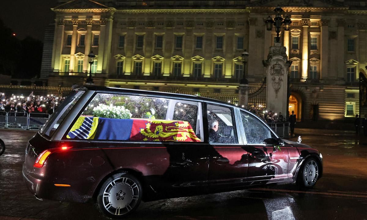 LONDON, ENGLAND   SEPTEMBER 13: The Royal Hearse carrying the coffin of Queen Elizabeth II arrives at Buckingham Palace on September 13, 2022 in London, England. The coffin carrying Her Majesty Queen Elizabeth II leaves St Giles Church travelling to Edinburgh Airport where it will be flown to London and transferred to Buckingham Palace by road. Queen Elizabeth II died at Balmoral Castle in Scotland on September 8, 2022, and is succeeded by her eldest son, King Charles III. (Photo by Paul Childs   WPA Pool/Getty Images)