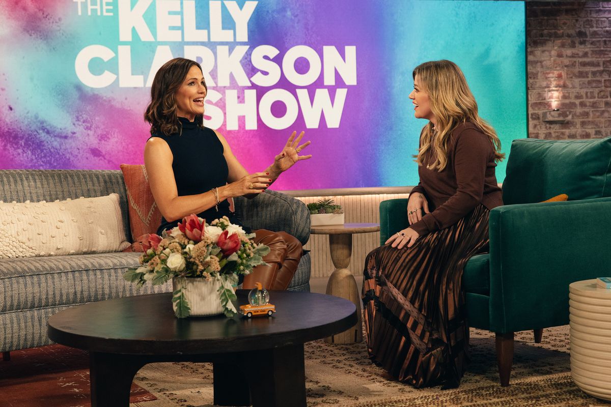 THE KELLY CLARKSON SHOW -- Episode 7I038 -- Pictured: (l-r) Jennifer Garner, Kelly Clarkson -- (Photo by: Weiss Eubanks/NBCUniversal via Getty Images)