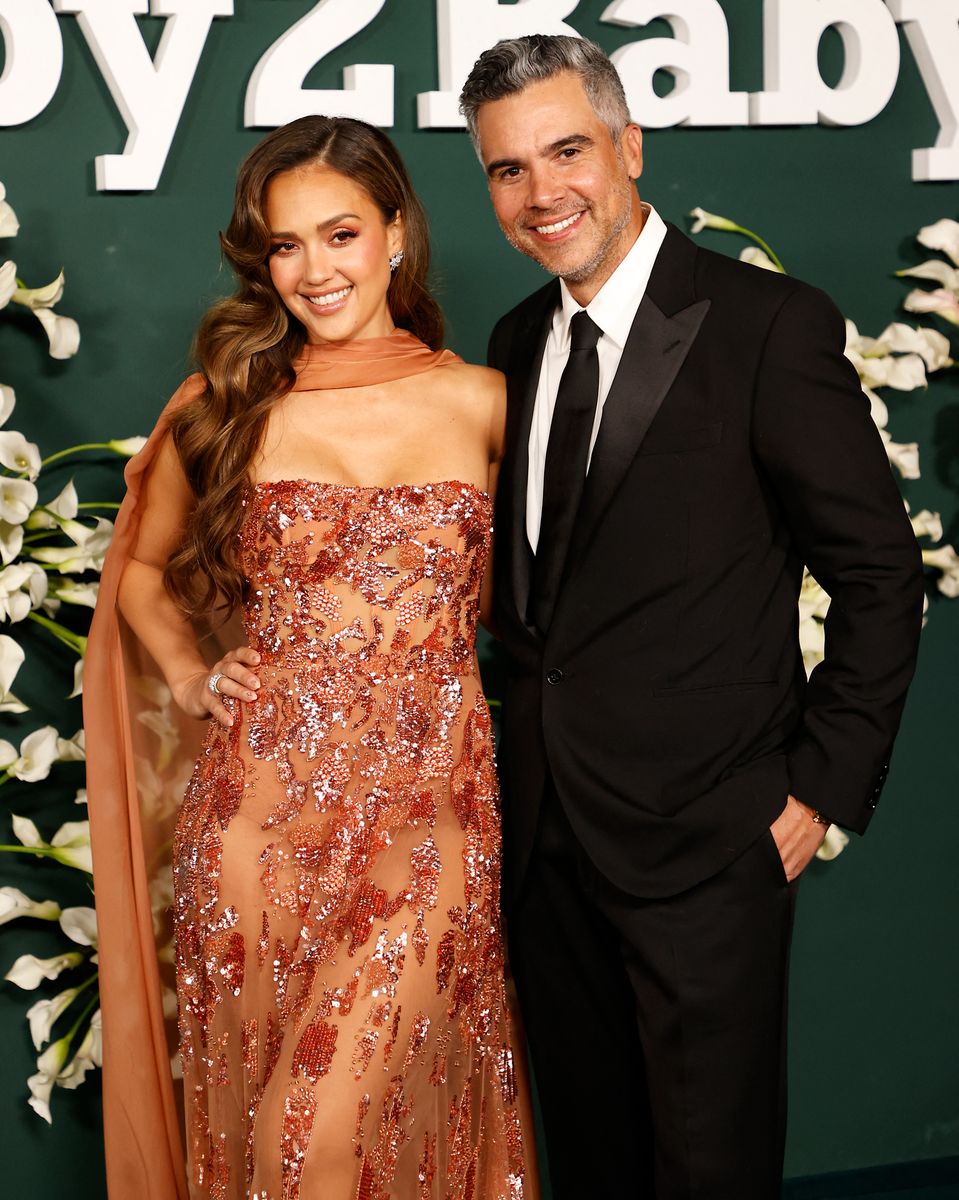 La actriz estadounidense Jessica Alba (L) y el esposo del productor estadounidense Cash Warren asisten a la Gala Baby2baby en el Pacific Design Center en West Hollywood, California, 9 de noviembre de 2024. (Foto de Michael Tran / AFP) (Foto de Michael Tran / AFP a través de Getty Images )