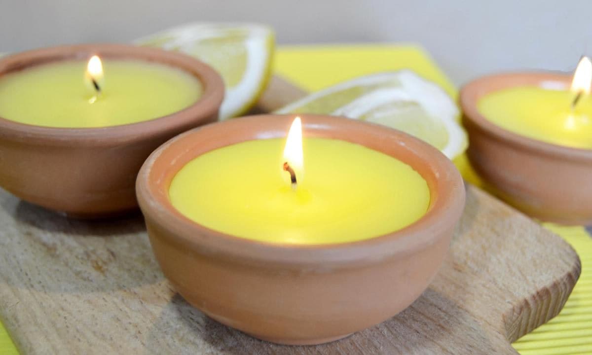 Lemon scented candles are a good ally to combat annoying mosquitoes