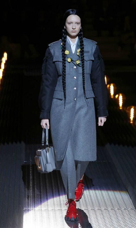 Prada aposto por el frost gray con conjun