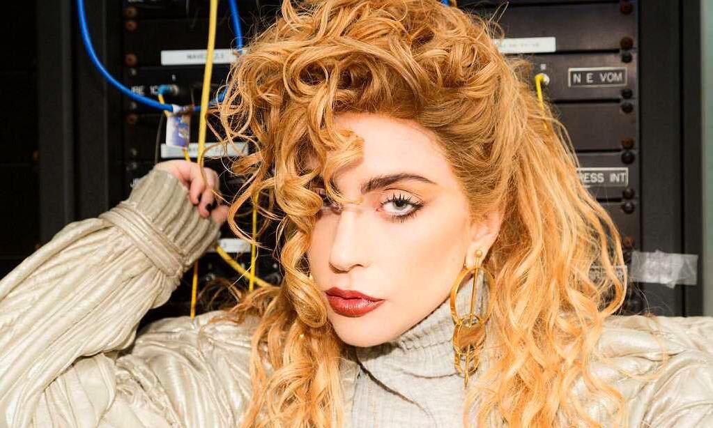 Lady Gaga con maquillaje de inspiracion ochentera