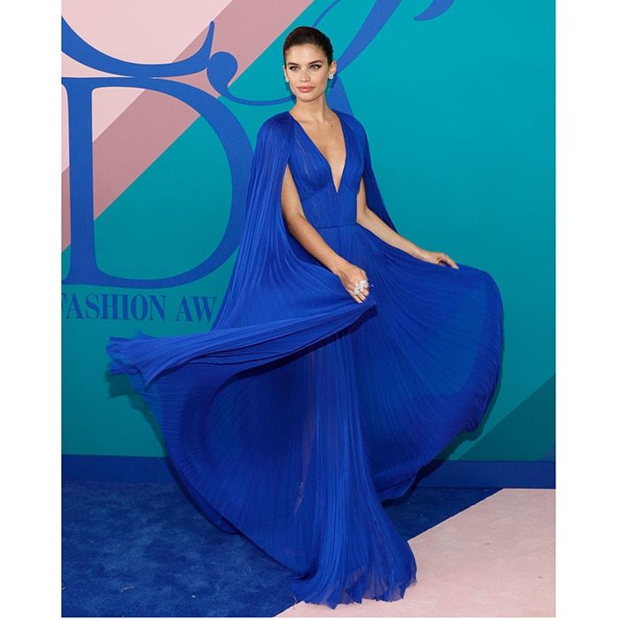 Sara Sampaio definitely would win the award for Best Twirl in her electric blue caped goddess gown by J Mendel.
Photo: Getty Images