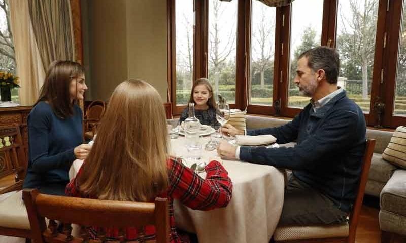 royal-homes-spanish-royals-queen-letizia-family-dinner