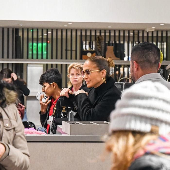 jennifer lopez black friday shopping