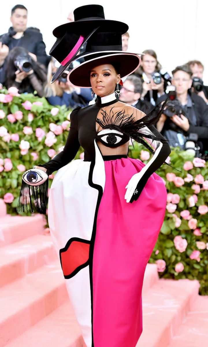 Janelle Monae con clutch de Judith Leiber