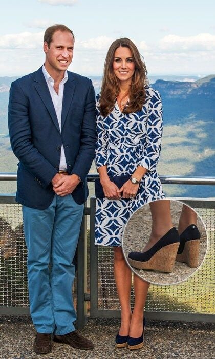 Pairing her Stuart Weitzman wedges with her Diane von Furstenberg wrap dress, Kate looked picture perfect during a visit to Katoomba in Australia.
<br>
Photo: Getty Images