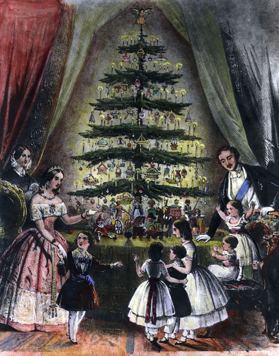 Diciembre de 1848: La reina Victoria, el príncipe Alberto y sus hijos admiran el árbol de Navidad real. (Foto de Hulton Archive/Getty Images)