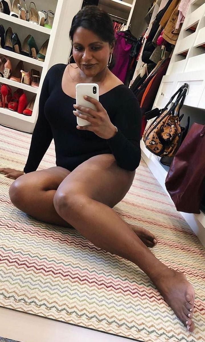 Mindy Kaling shares sexy mirror selfie