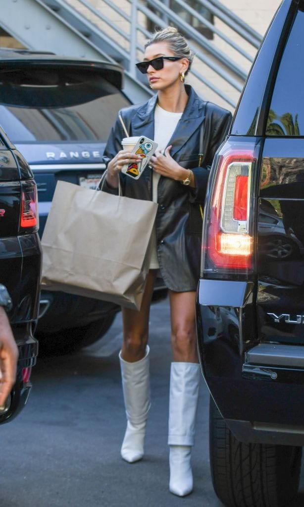 Hailey Baldwin con Les Bottes Pantalon de Jacquemus