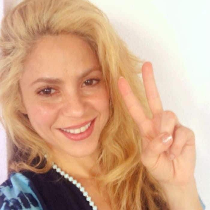 <a href="https://us.hellomagazine.com/tags/1/shakira/"><strong>Shakira</strong></a> flashes the peace sign and a gorgeous natural look.
Photo: Instagram/@shakira