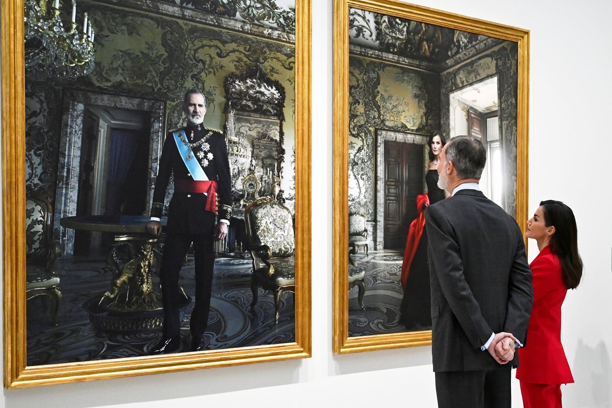 MADRID, SPAIN - FEBRUARY 26: King Felipe VI of Spain and Queen Letizia of Spain visit the exhibition âThe Tyranny Of Cronosâ where their portraits by Annie Leibovitz are on display at the Bank of Spain building on February 26, 2025 in Madrid, Spain. (Photo by Carlos Alvarez/Getty Images)