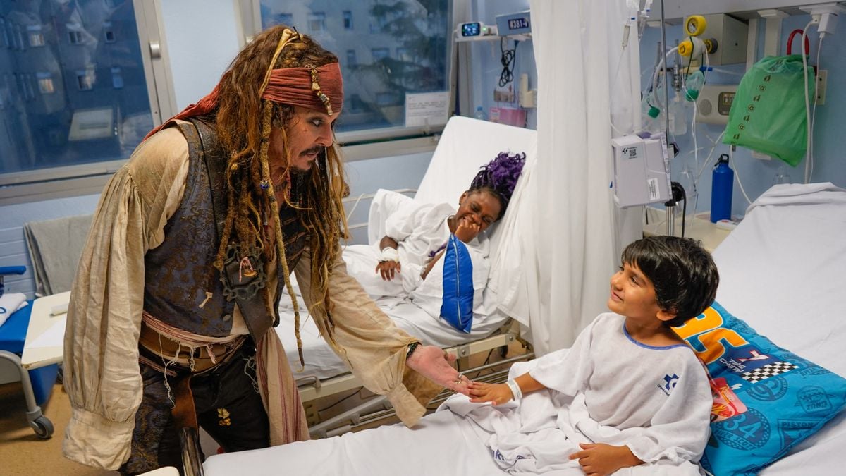 Johnny Depp surprised kids at a hospital in San Sebastián by visiting in his Pirates of the Caribbean character during the San Sebastián Film Festival.