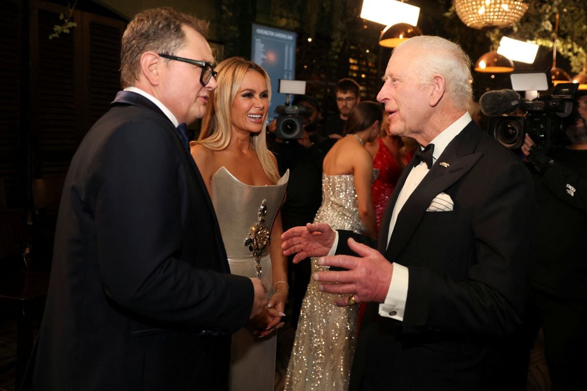  King Charles III meets Alan Carr and Amanda Holden after the Royal Variety Performance at the Royal Albert Hall on November 22, 2024. (Photo by Hollie Adams - Pool/Getty Images)