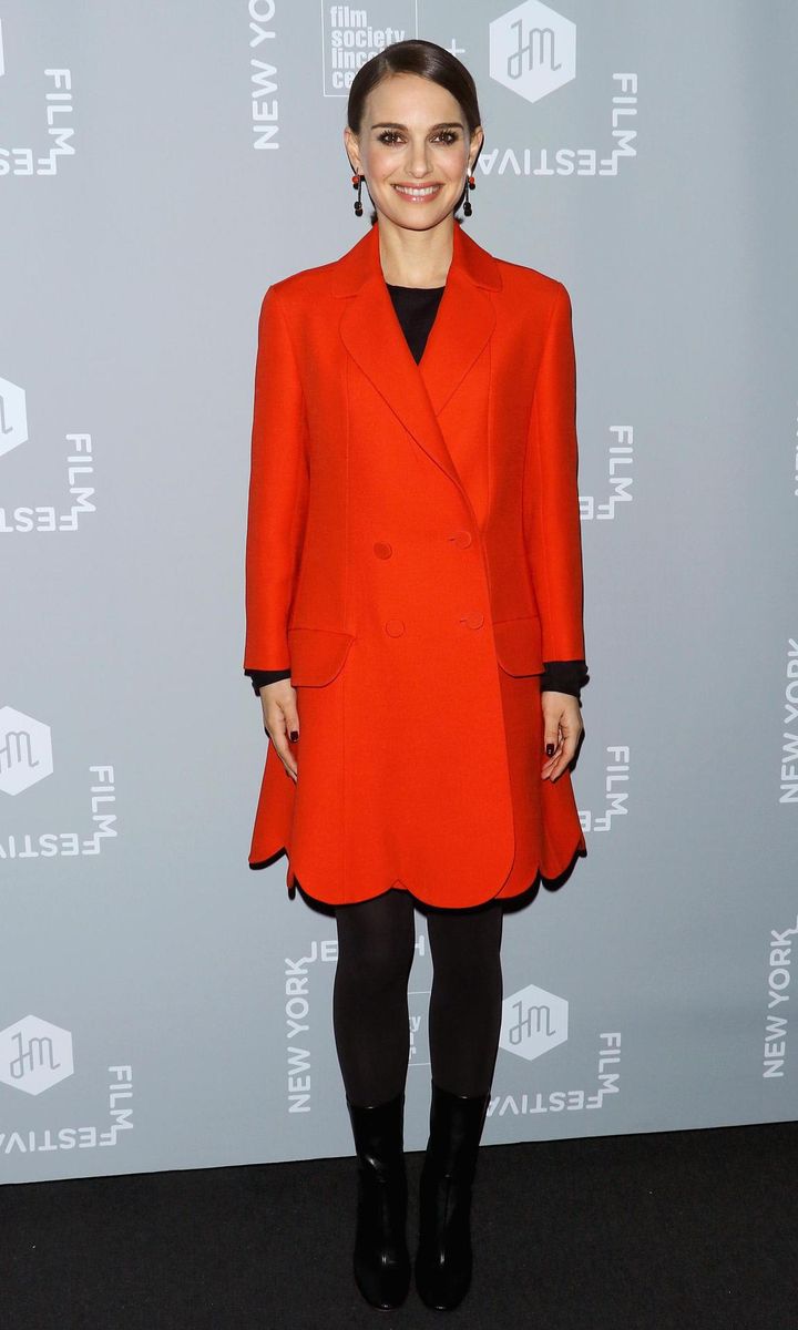 Natalie Portman con abrigo rojo de ruedo festoneado de Dior