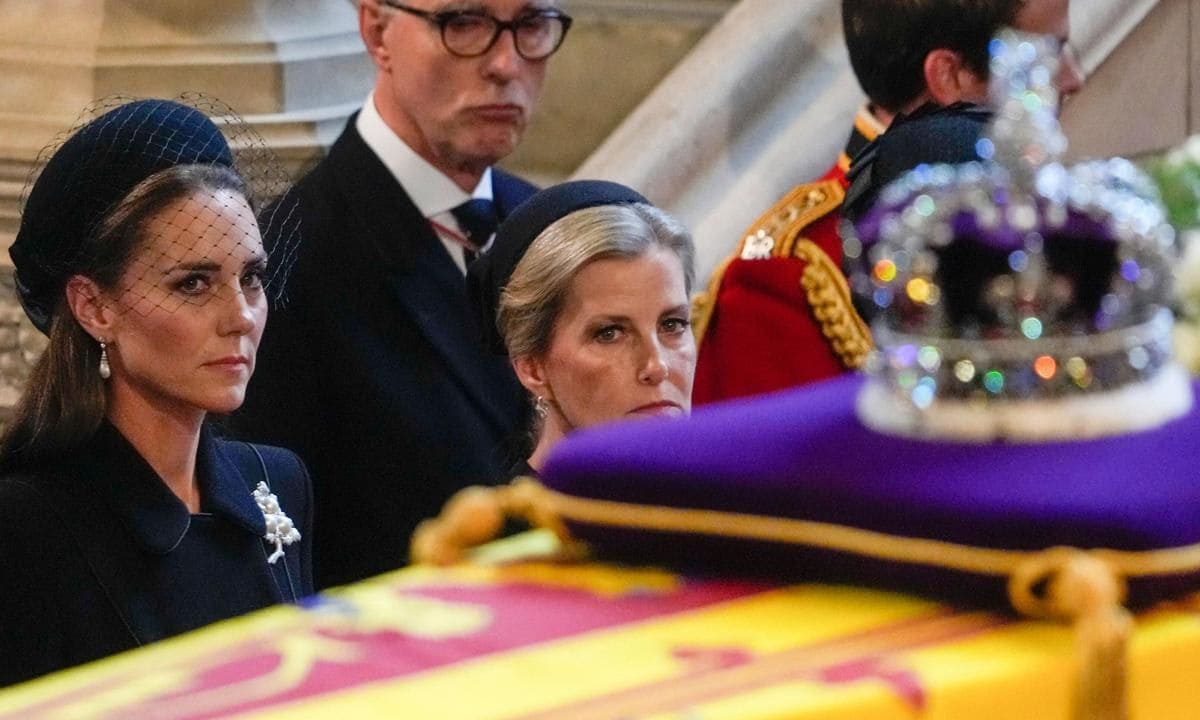 The Princess and Countess looked at the Queen's coffin in a moving photo.