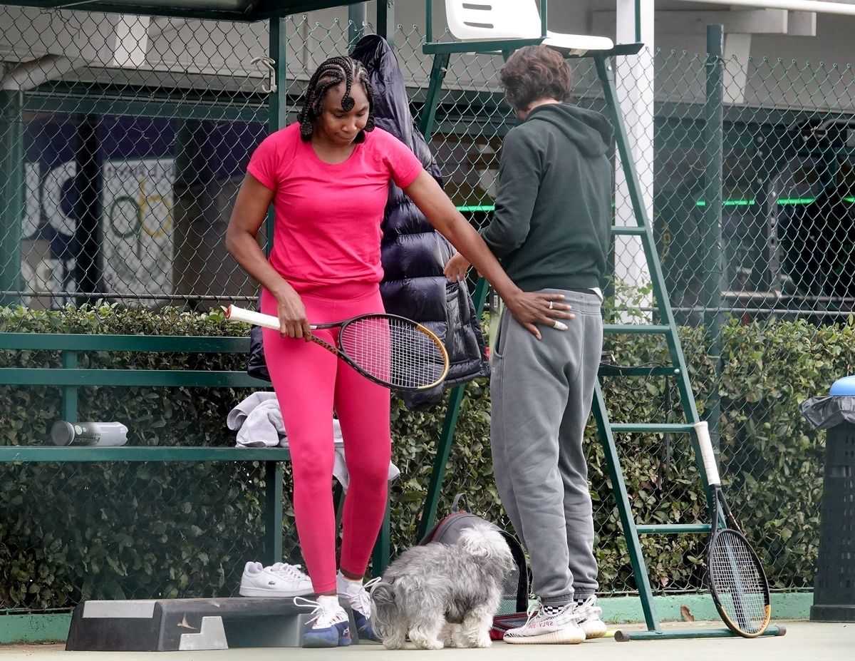 Photo © 2025 Backgrid UK/The Grosby Group  

*PREMIUM EXCLUSIVE* 
Rome, February 02, 2025. 
The American Tennis Star Venus Williams under the watchful eye of her Italian beau Andrea Preti is seen at a tennis training session in Rome. The pair arrived at a sports club looking all loved up and showing off a very public display of affection with a few kisses in the hazy Italian sunshine with a ring shining bright on Venus' engagement finger. After some rigorous stretching, Venus donned her striking pink outfit and trained for three hours on the tennis court of the famous Due Ponti sports club. 
*** 
La tenista estadounidense Venus Williams, bajo la atenta mirada de su novio italiano Andrea Preti, se presenta en una sesión de entrenamiento de tenis en Roma. La pareja llegó a un club deportivo luciendo muy amorosa y mostrando una muestra muy pública de afecto con algunos besos bajo el brumoso sol italiano con un anillo brillando en el dedo de compromiso de Venus. Después de unos rigurosos estiramientos, Venus se puso su llamativo atuendo rosa y entrenó durante tres horas en la cancha de tenis del famoso club deportivo Due Ponti.