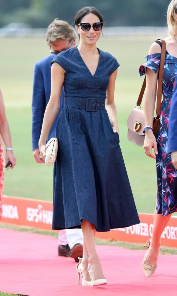 Meghan Markle con wrap mini dress de denim de Carolina Herrera