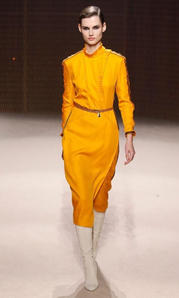 Vestido amarillo butterscotch con listones plisados de Hermes