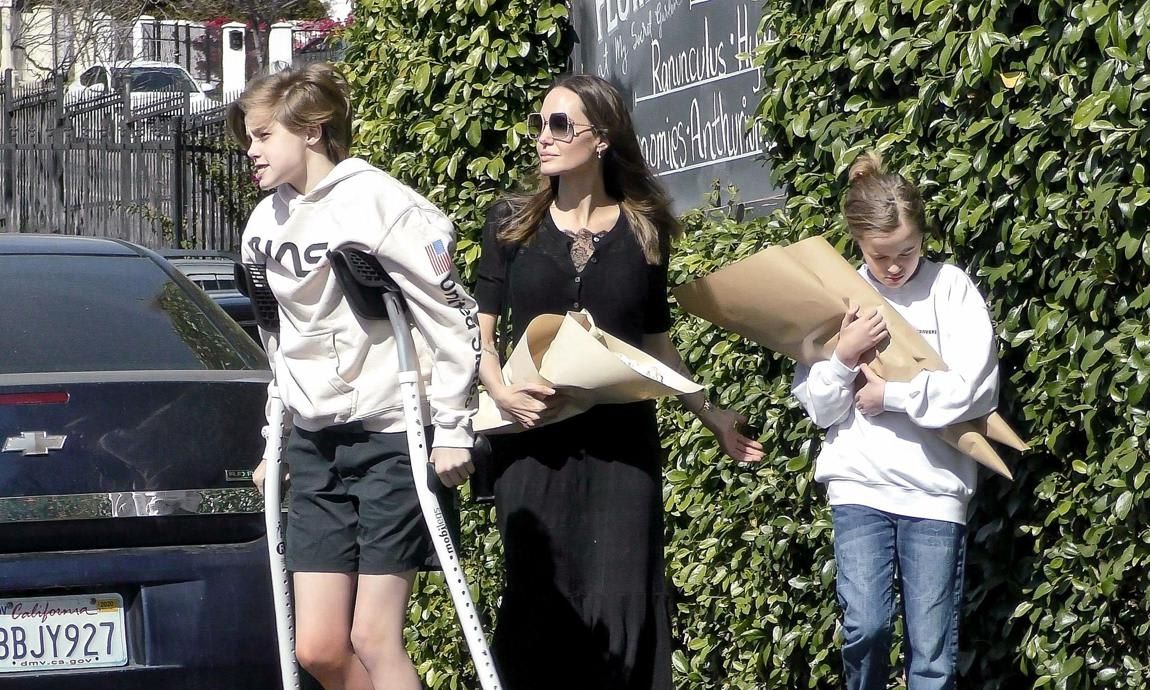 Angelina Jolie steps out with daughters