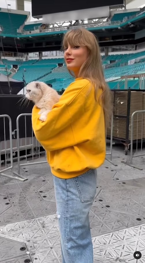 Taylor Swift and her cat Olivia