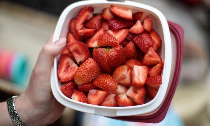 Fresas picadas en un envase