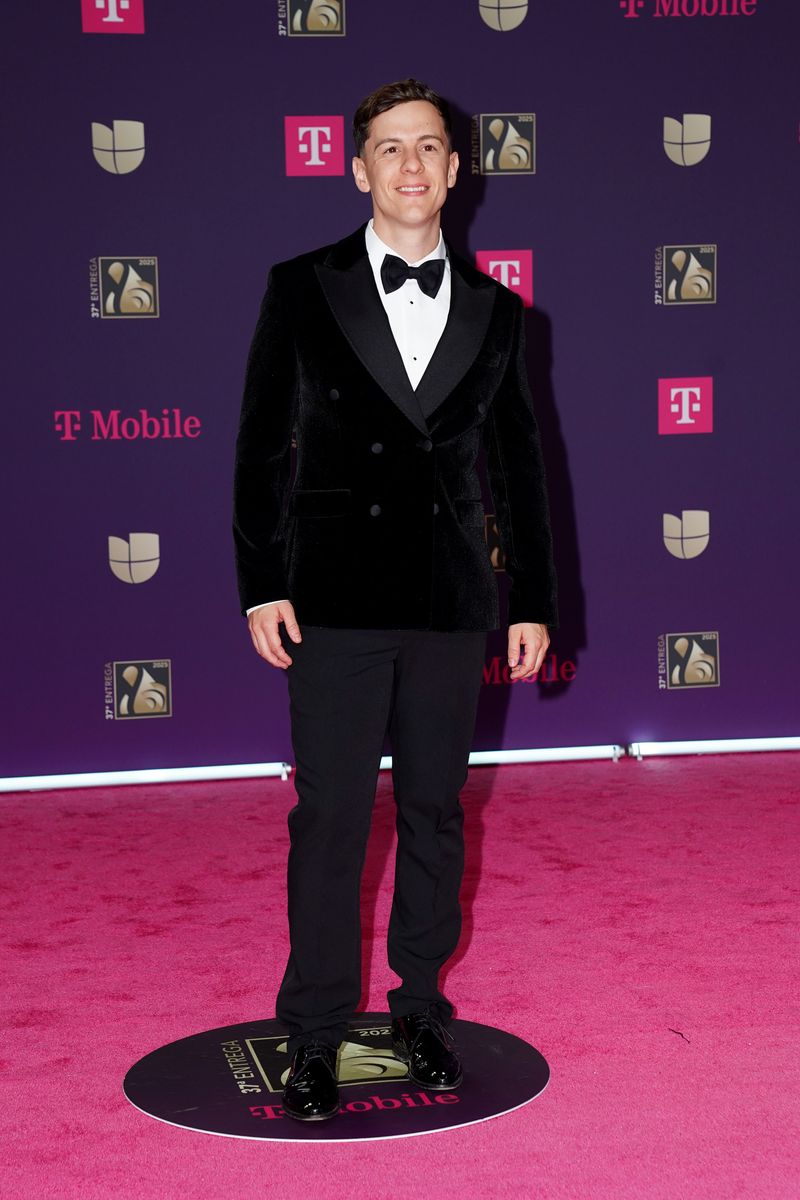 MIAMI, FLORIDA - FEBRUARY 20: Guaynaa attends Univision's 37th Premio Lo Nuestro at Kaseya Center on February 20, 2025 in Miami, Florida. (Photo by Sergi Alexander/Getty Images) 