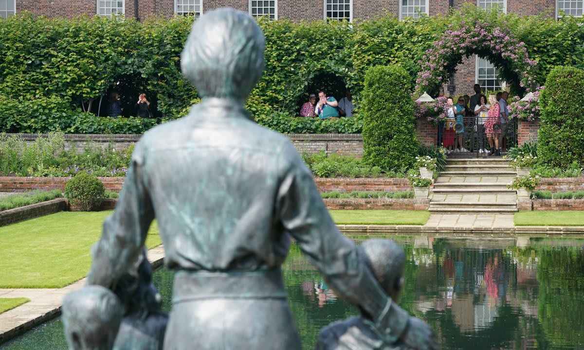 Diana, Princess Of Wales Statue At Kensington Palace