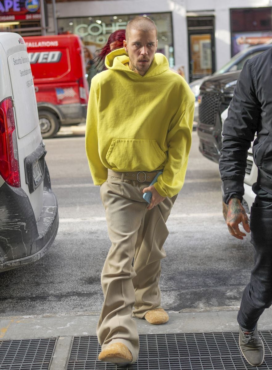 Justin Bieber was seen enjoying a relaxed stroll in New York, keeping it casual as he navigated the city streets